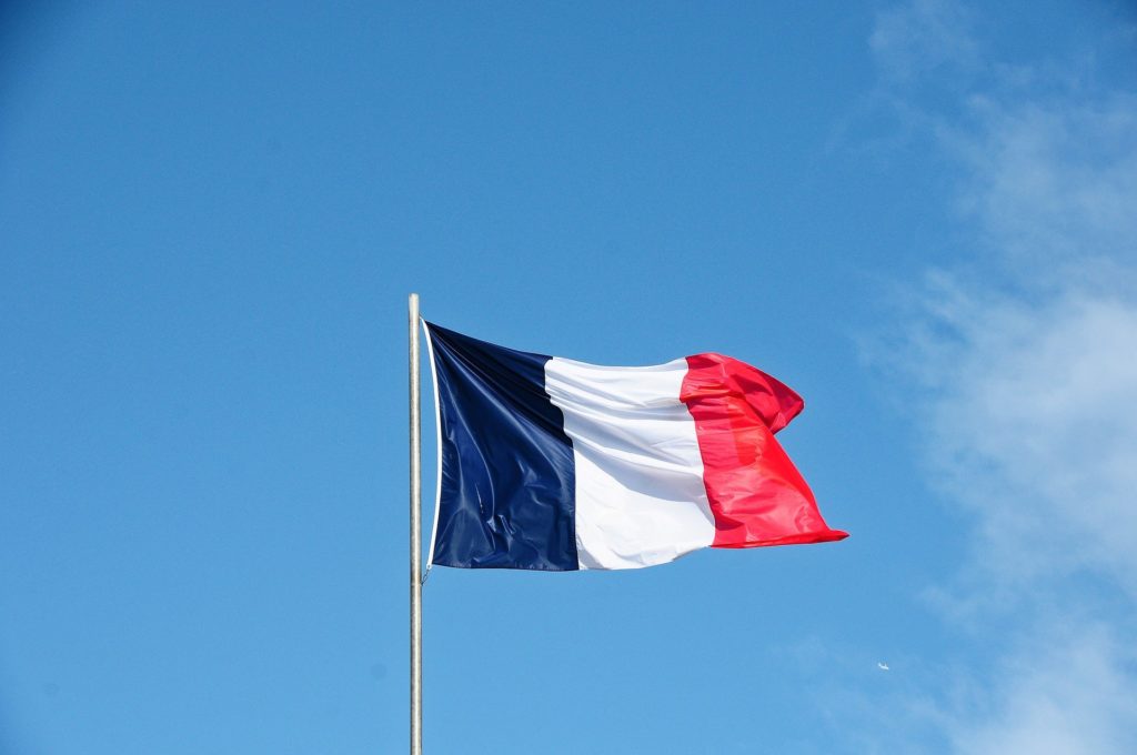 journal des infirmiers , drapeau France, mairie, COVID-19, Vivons en Forme